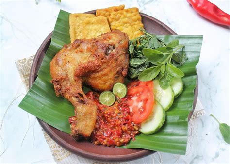 Ayam penyet .